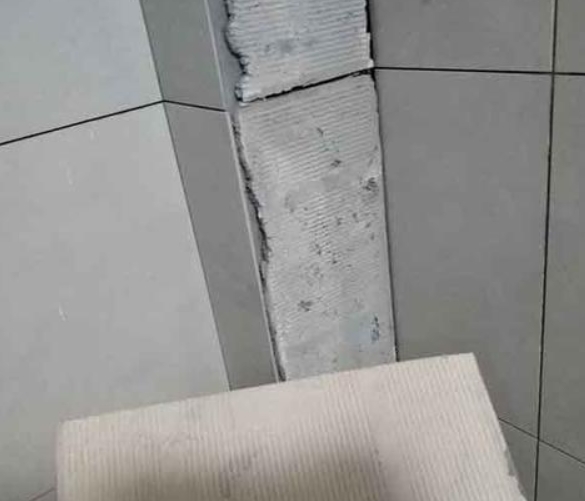 双峰瓷砖空鼓维修公司分享下厨房瓷砖脱落的补救措施。